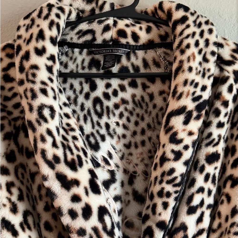 Victoria’s Secret Leopard Print Robe - Picture 4 of 5